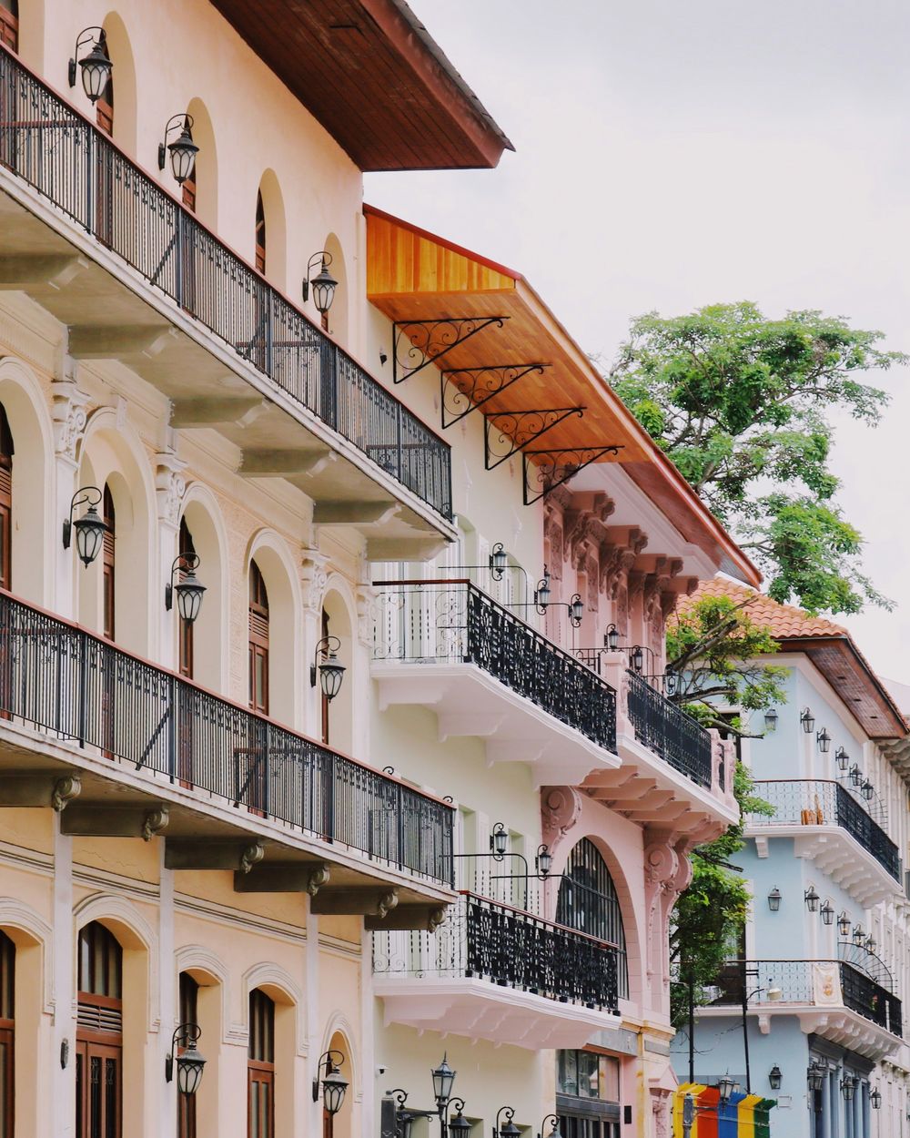 Casas coloniales con balcones de hierro en el Casco Viejo