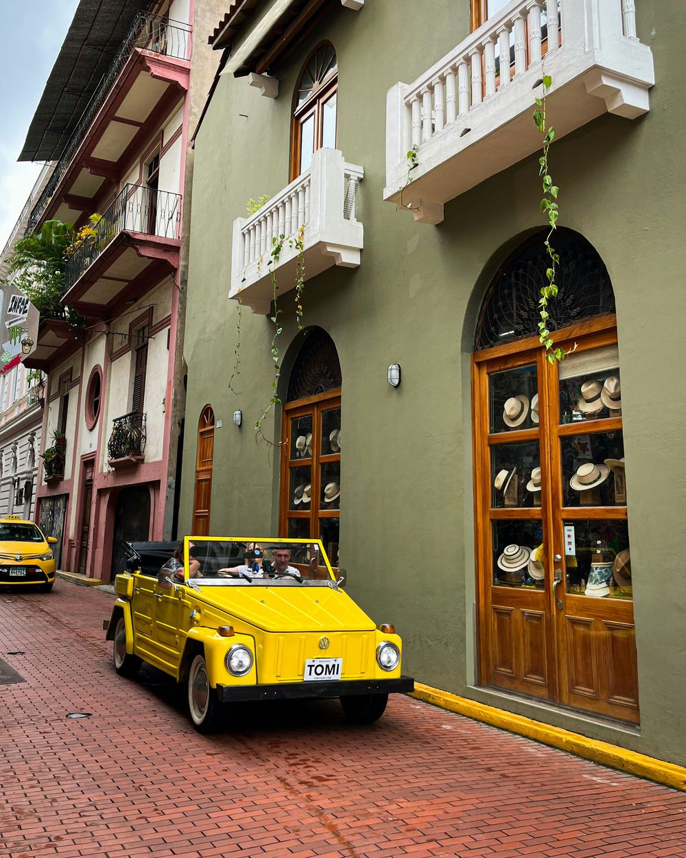 Una calle de ladrillo del Casco Viejo con un carro amarillo