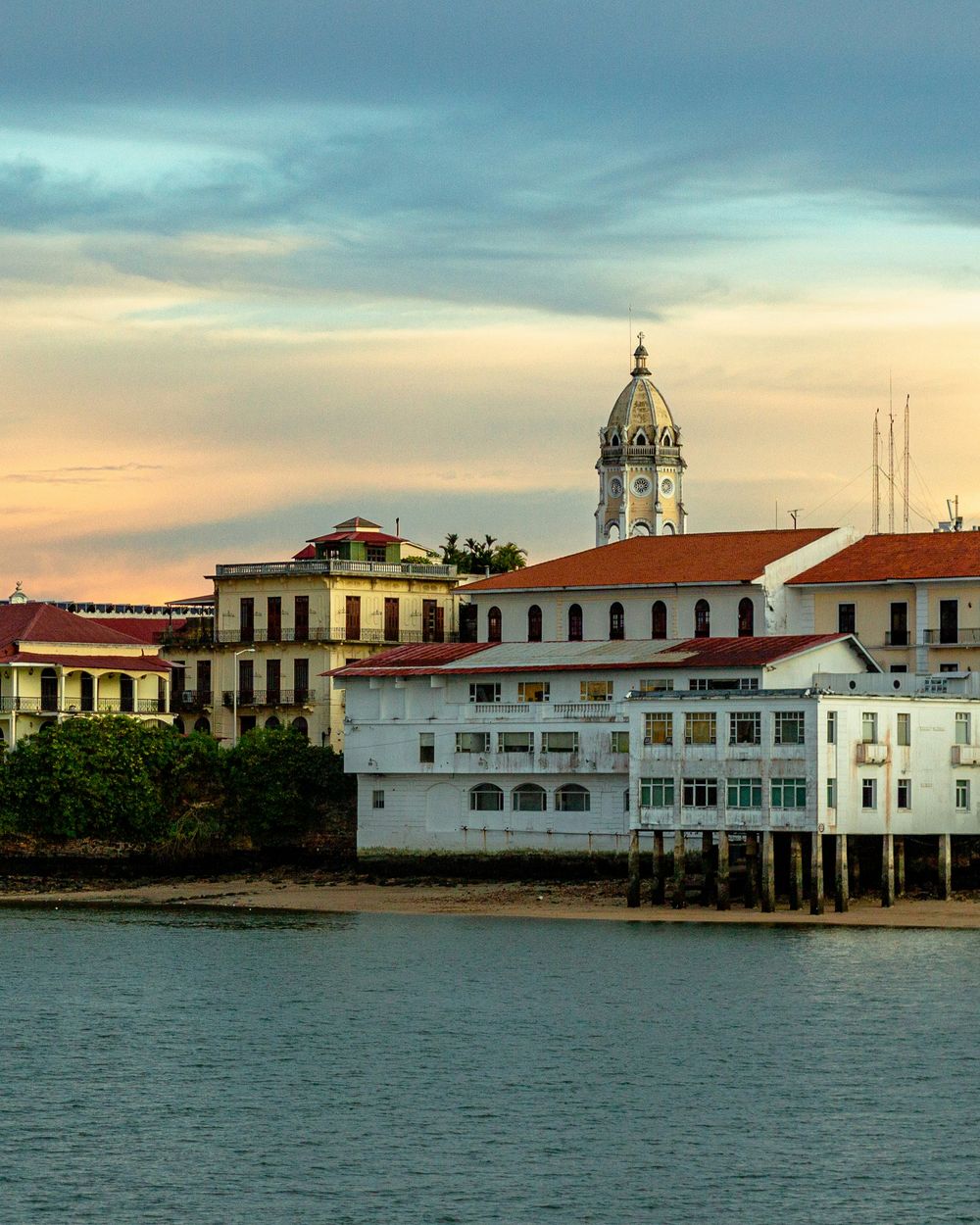 El Casco Viejo visto desde el mar al atardecer