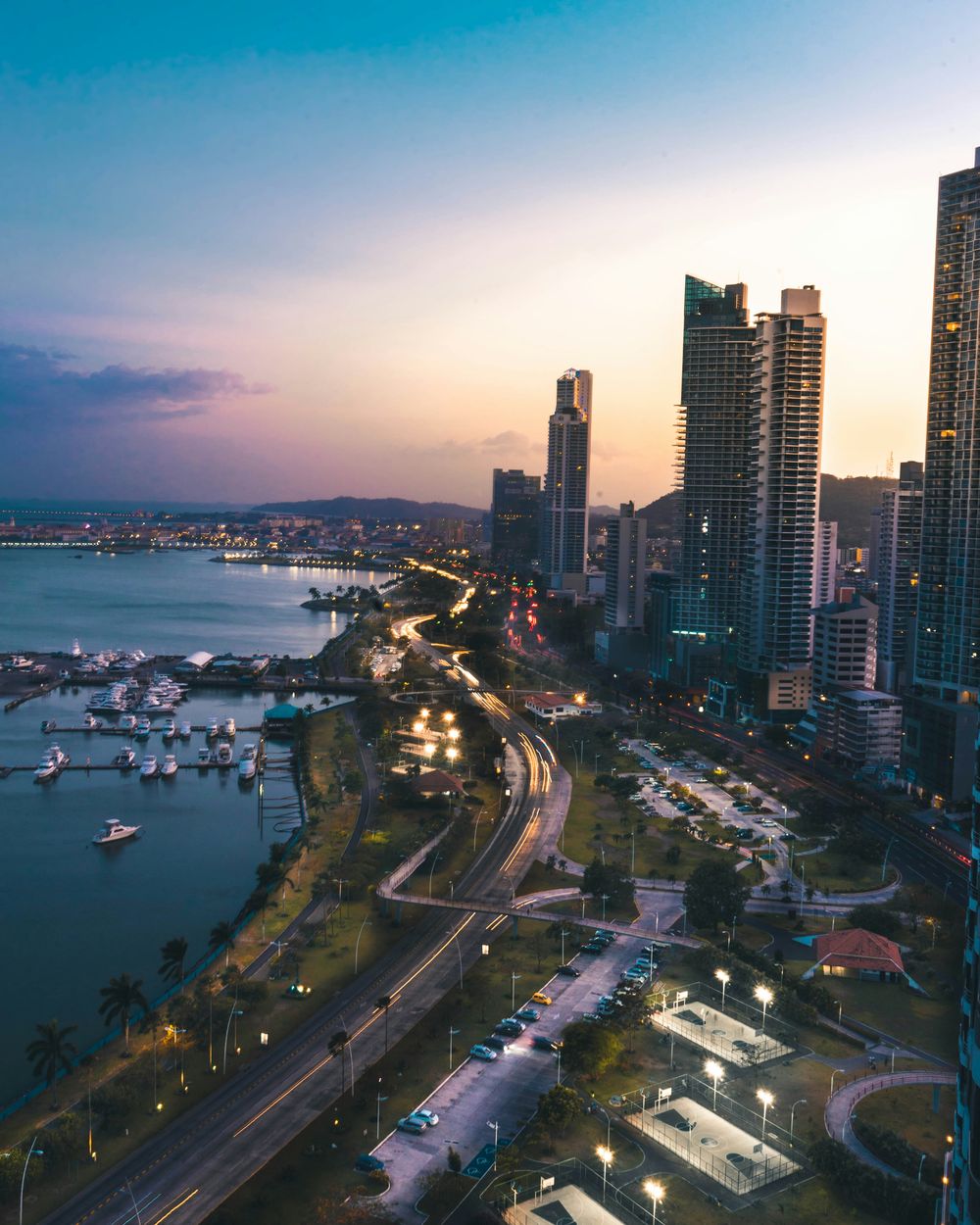 La Cinta Costera al atardecer, con las torres de la ciudad junto a la bahía